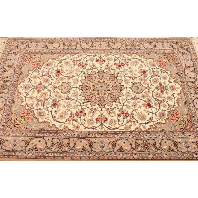 Middle Eastern Rug in Wool For Sale - Image 5 of 11