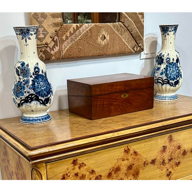 Pair of Royal Goedewaagen Pair of Delft Blue & White Hand-Painted Porcelain Vases for Baker Knapp & Tubbs For Sale - Image 11 of 12