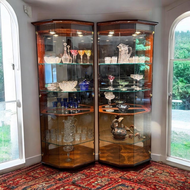 Henredon Set of 2 Cherry Wood Vitrine Illuminated Display Cabinets Book Matched Pair For Sale - Image 12 of 18
