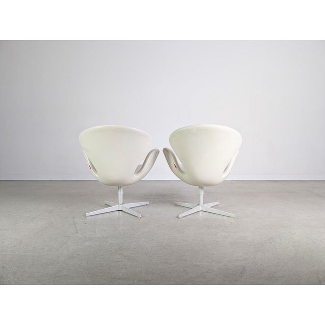 Fritz Hansen Swan Chair in White Leather by Arne Jacobsen for Fritz Hansen For Sale - Image 4 of 13