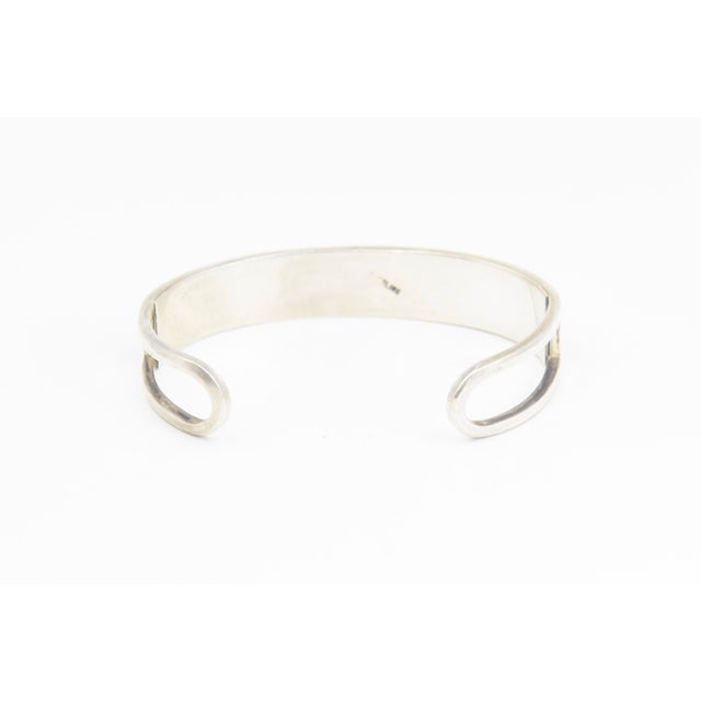 Late 20th Century Geometric Sterling Silver and Lapis Lazuli Inlay Cuff Bracelet For Sale In Miami - Image 6 of 9