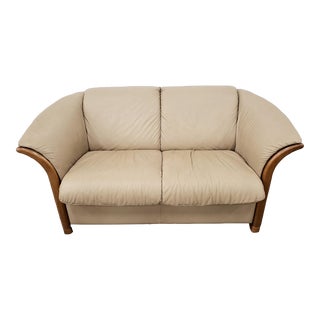 Late 20th Century Ekornes Collection Mannhattan Stressless Leather Loveseat For Sale