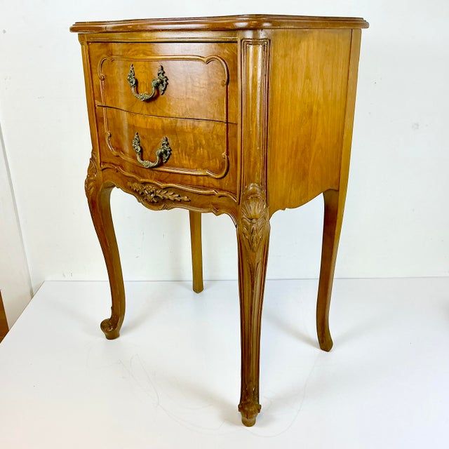 1970s Vintage French Provincial Hollywood Regency Walnut & Burl Wood Side Table or Night Stand For Sale - Image 15 of 17