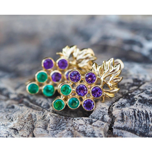 Grapes design in 925 silver earrings with natural emeralds and amethysts. Metal type: 925 yellow silver Weight: 3.1 g....