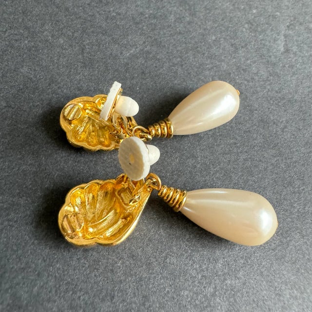 Vintage Gold Tone Faux Pearl Teardrop Earrings Clip on Wedding Bridal Classic Elegant For Sale - Image 6 of 8