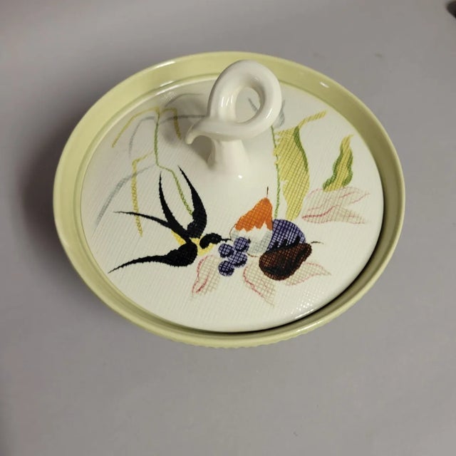 This two-piece casserole from Red Wing’s Capistrano line features a soft basket-weave textured base glazed in pale...