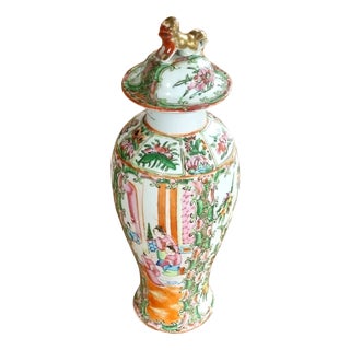 Chinese Daoguang Rose Medallion Porcelain Lidded Vase, 1830 For Sale