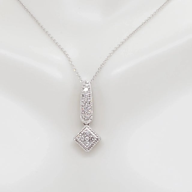 Early 21st Century White Diamond Pendant Necklace in 18k Gold For Sale - Image 5 of 9