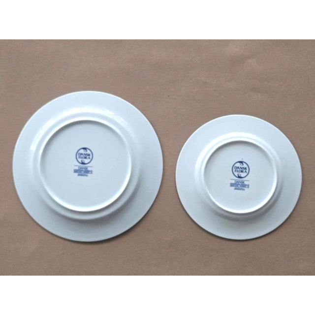 1980s Niels Refsgaard for Dansk Flora Bayberry Blue Dinner and Salad Plates, 20 Pieces For Sale - Image 9 of 11