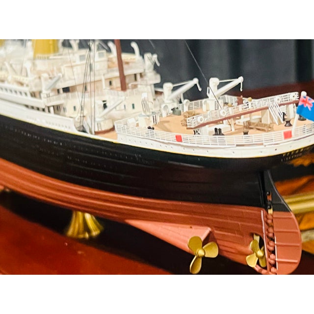 Late 20th Century r.m.s. Titanic Danbury Mint Collector’s Model Ship in Display Case – Museum Quality Detail For Sale In Los Angeles - Image 6 of 12