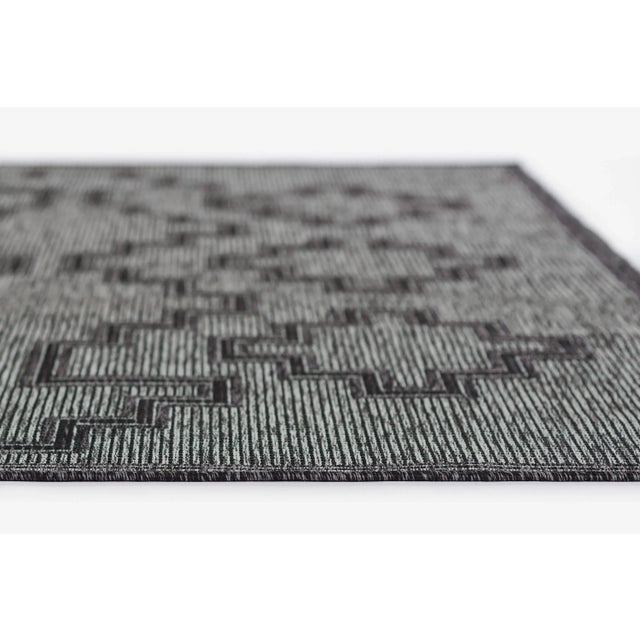 Momeni Contemporary Indoor/Outdoor Hampton Fog Rug in Charcoal, 3'3" x 5' For Sale In Atlanta - Image 6 of 10