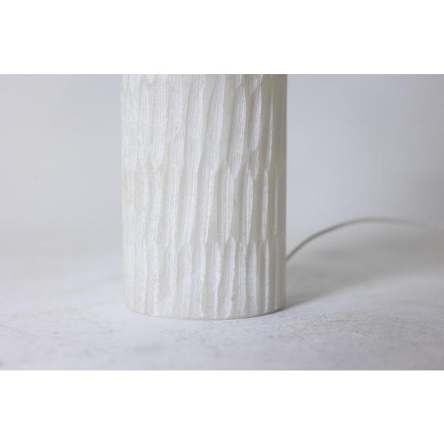 Pair of lamps in gouged alabaster, worked with a gouge, cylindrical in shape. Work of a contemporary artist. Dimensions: H...