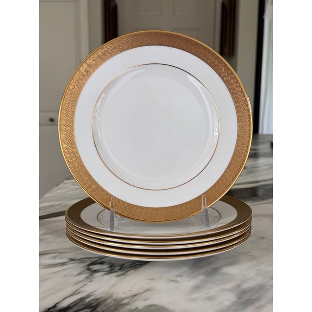 With classic Irish Celtic knot gold motifs on all white fine English porcelain, we present Waterford's Kells pattern 8"...