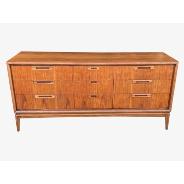 Sculptural Mid-Century Walnut 9-Drawer Dresser in Danish Modern Style For Sale - Image 4 of 17