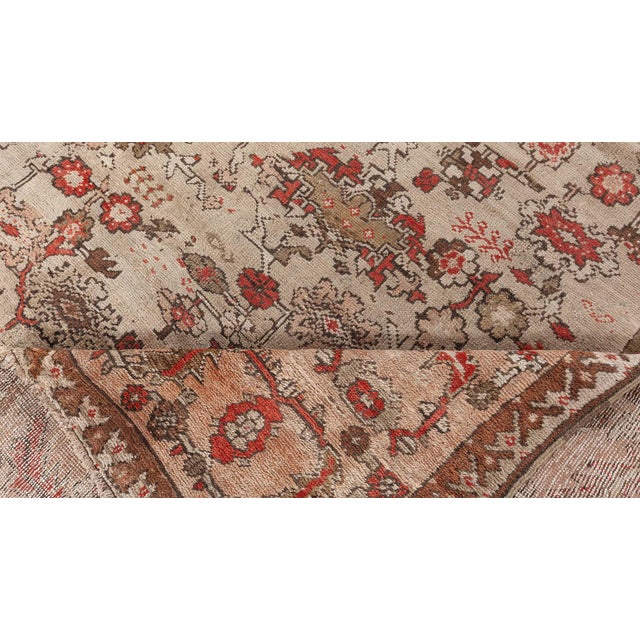 This impressive Ghiordes carpet features a softly muted palette of mushroom-beige and taupe as its primary field color,...