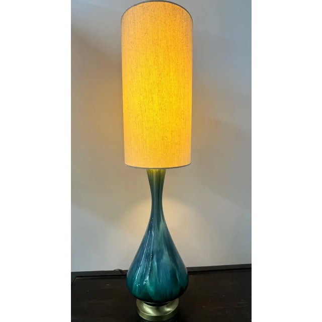 Mid-Century Modern Green Malachite Table Lamp w Beige / Off -White Custom Shade A striking Mid-Century Modern table lamp...