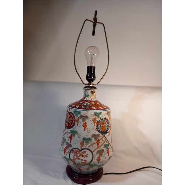 Japanese porcelain table lamp, artfully hand-painted, with an E27 socket. The lamp is functional and has a push-button...