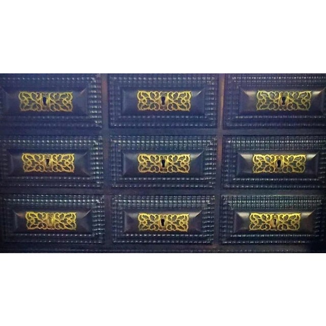 Counter / Portuguese cabinet 19th century in chestnut wood, composed of seven drawers simulating nine. Dimensions: 139 x...