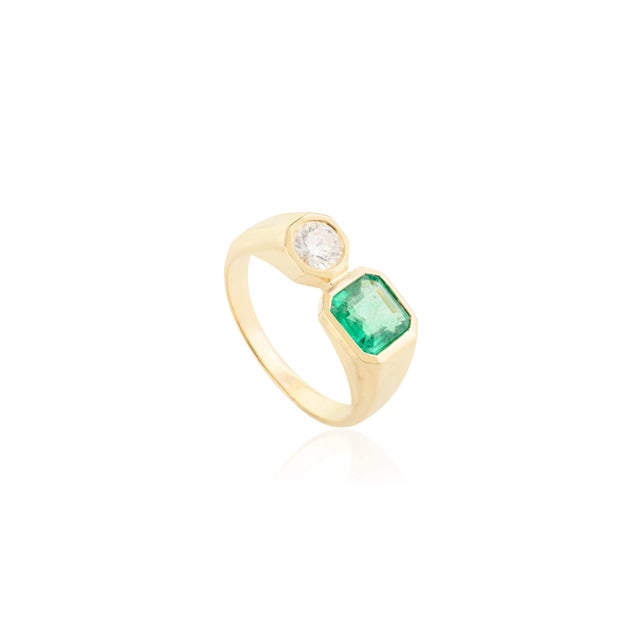 Art Deco Cushion Cut Emerald Diamond Toi Et Moi 18k Gold Ring Size 6 For Sale - Image 3 of 12
