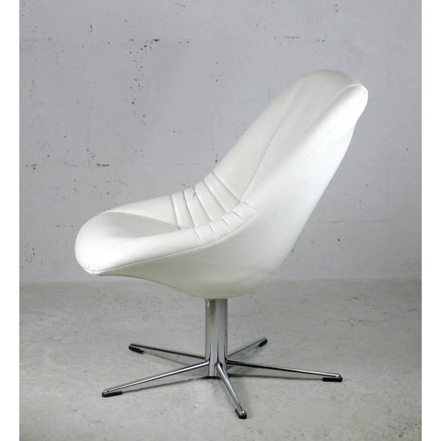 White Space Age Armchair in Steel and Faux Leather, France, 1970s For Sale - Image 8 of 14
