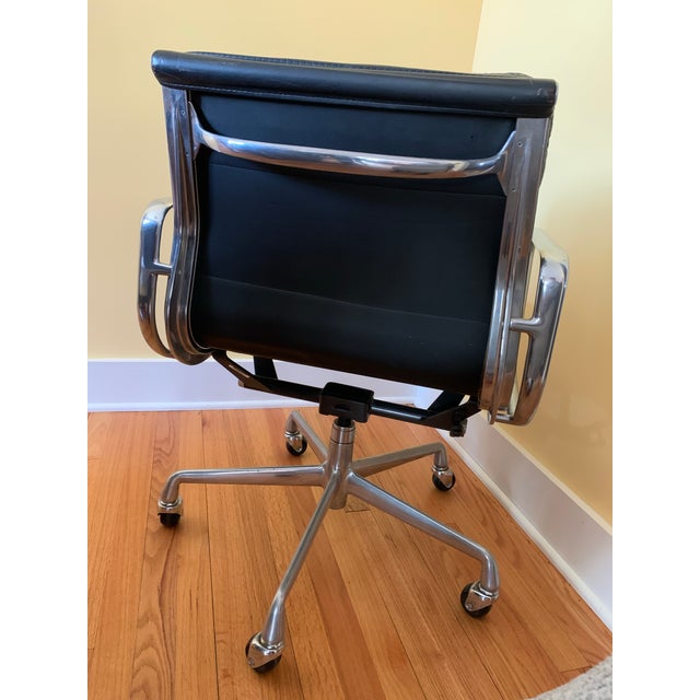 Eames Herman Miller Eames Padded Management Chair 1989 For Sale - Image 4 of 5