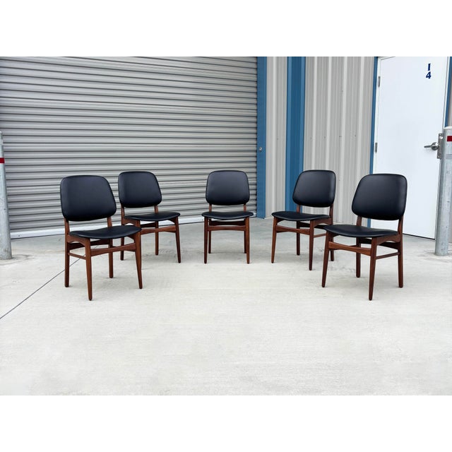 Mid-Century Modern 1960s Set of 6 Refinished Danish Modern Teak & Black Vinyl Dining Chairs- Set of 6 For Sale - Image 3 of 15