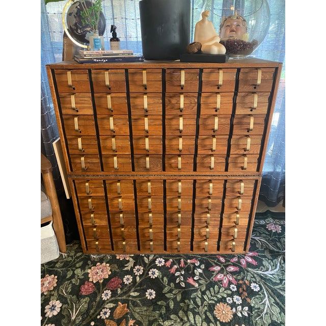 Mid-Century Modern 1940s Authentic Jens Risom 60-Drawer Library Card Catalog / Apothecary Cabinet – Mid-Century Modern For Sale - Image 3 of 6