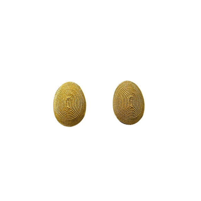 Contemporary Pair of Vintage Premier Usa Gold Tone Rope Clip-on Earrings – Textured Domed Oval Button Earrings, 1980s For Sale - Image 3 of 5