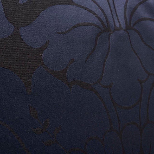 Schumacher Schumacher Maggiore Damasco Pillow in Midnight For Sale - Image 4 of 7