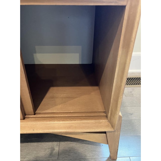 Vintage Heywood‑Wakefield Mahogany Side Table Cabinet – Mid‑Century Storage With Drawer & Sliding Doors For Sale - Image 9 of 11