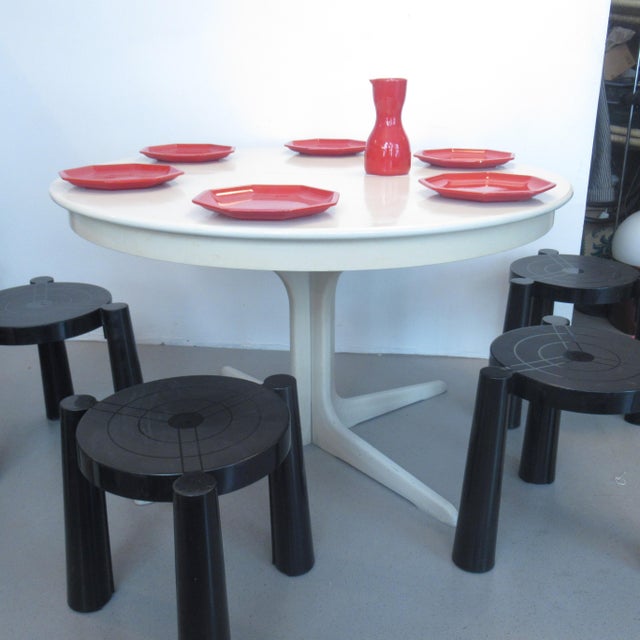 The table includes two extensions, each 45 cm wide, and can measure 120, 165 or 210 cm in length.
