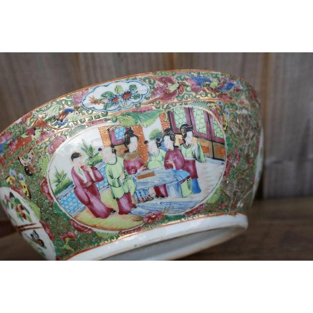 19th Century Chinese Qing Dynasty Famille Rose Canton Covered Bowl For Sale - Image 11 of 18