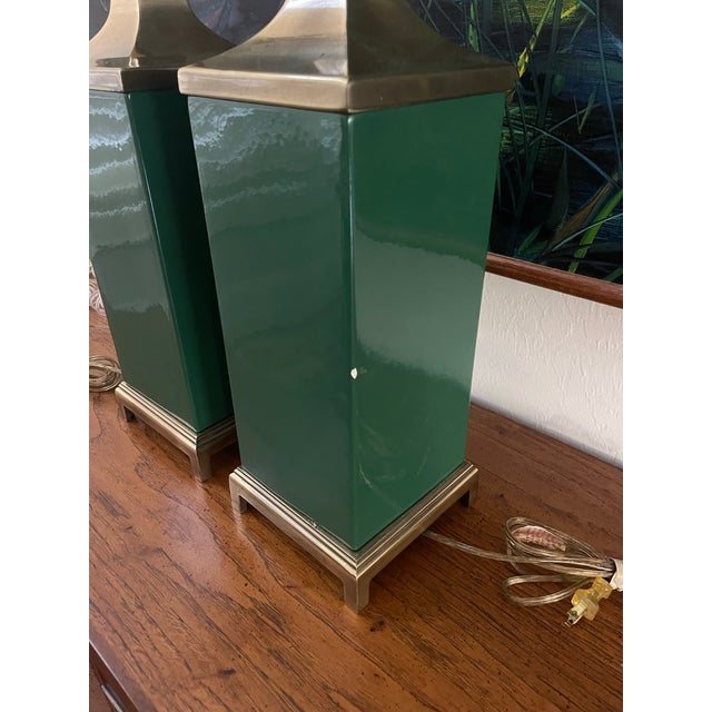 Vintage Tyndale Chicago Emerald Green Lacquer & Brass Table Lamps – A Pair For Sale - Image 10 of 11