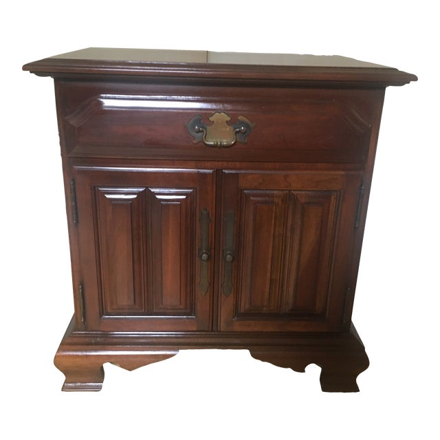 1960s Vintage Willett Furniture Traditional Style Solid Cherry Nightstand For Sale