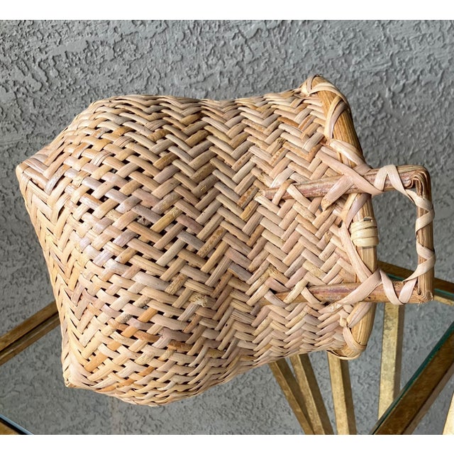 Stylish Mid 20th-Century Rattan & Bamboo Zig Zag Aka Herringbone Pattern Cachepot / Planter Basket For Sale - Image 9 of 18