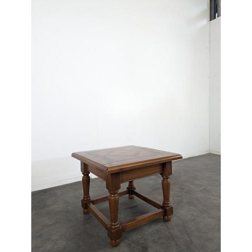 Cherry Wood Coffee Table, in Very Good conditions.