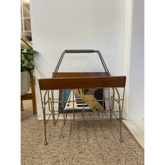 Wood 1960s Mid-Century Modern Brass Toned Wire and Wood Magazine Rack With Sculptural Handle. For Sale - Image 7 of 9