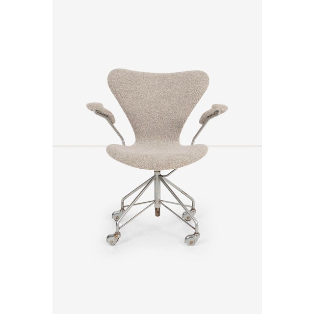 Arne Jacobsen Sevener Desk Chair, model 3117 Swivel and adjustable seat height Reupholstered with Great Plains "Teddy"...