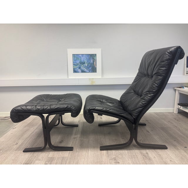 Bring iconic Scandinavian design into your home with this pair of original Siesta Deluxe lounge chairs with matching...