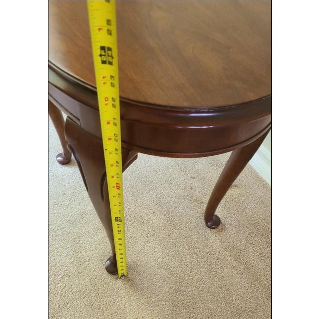 American Late 20th Century Drexel Heritage Traditional Cherry Oval Accent Side Table With Queen Anne Legs For Sale - Image 3 of 12