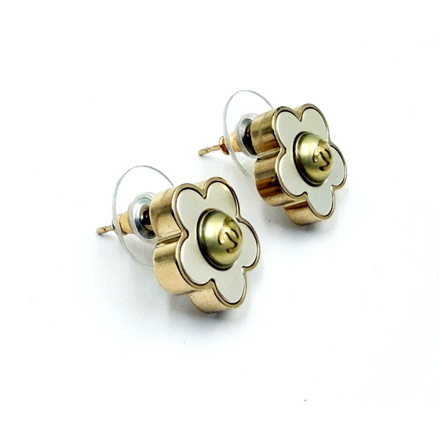 Chanel Gold CC Ivory Daisy Flower Piercing Earrings, A Pair For Sale In Los Angeles - Image 6 of 6