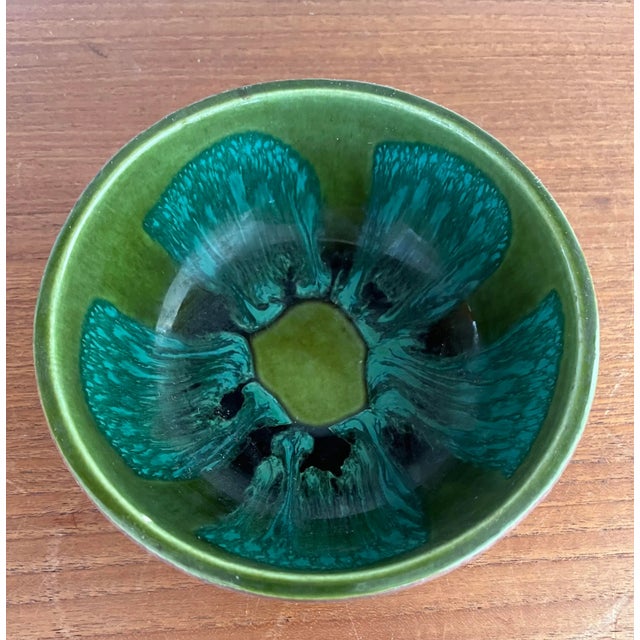 Pottery Craft USA Colorful Vintage Art Pottery Bowl Flower Motif For Sale - Image 4 of 7