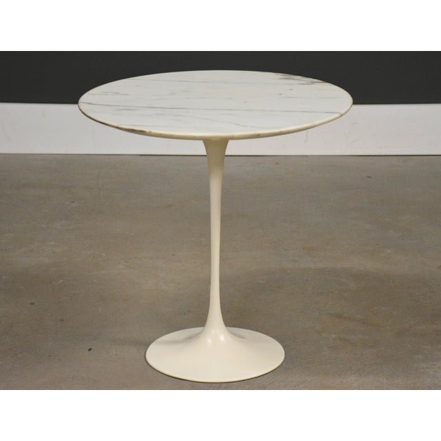 A beautiful mid century modern designed tulip end table by Eero Saarinen for Knoll. Marble has no chip or cracks. One...
