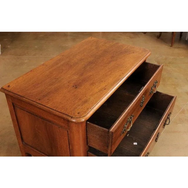 French 1790s French Louis XV Walnut Commode Sauteuse with Two Drawers and Cabriole Legs For Sale - Image 3 of 13