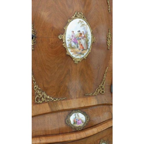 Brown Dresden-Style Cabinet in Walnut, 1890 For Sale - Image 8 of 17