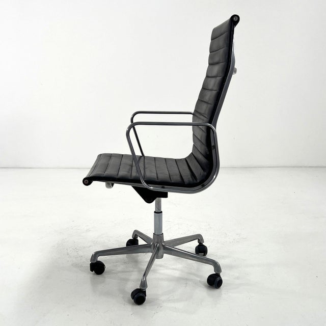 1970s EA119 Desk Chair in Leather by Charles & Ray Eames for ICF, 1970s For Sale - Image 5 of 11