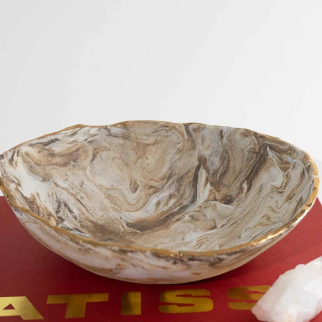 Contemporary Vintage Tan and Off White Marbled Studio Pottery Bowl For Sale - Image 3 of 12