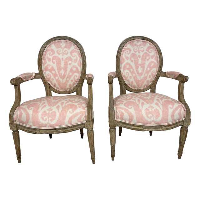1940s French Louis XVI Style Grey Painted Armchairs in Pink Ikat Fabric - A Pair For Sale