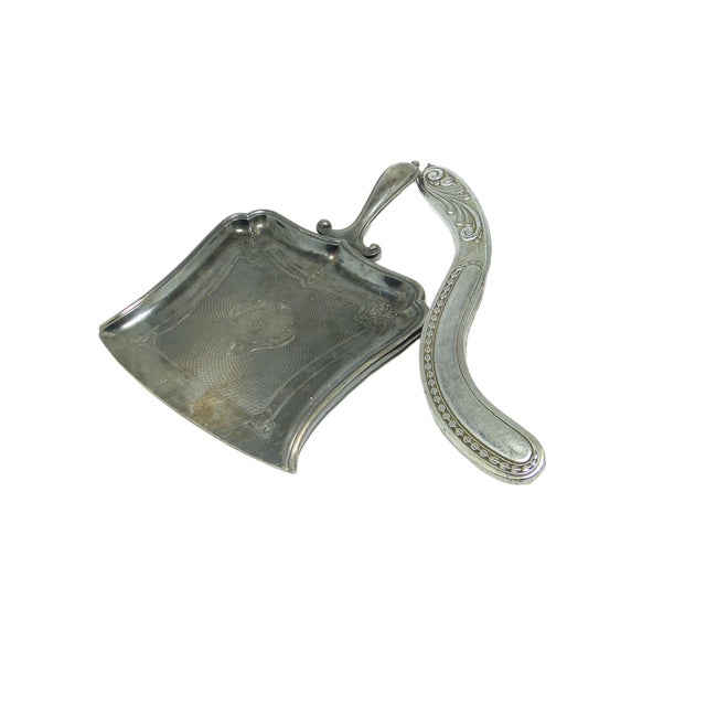 Eclectic Silver Plated Cake Shoulder, 1900s, in Very Good conditions. Designed 1890 to 1919