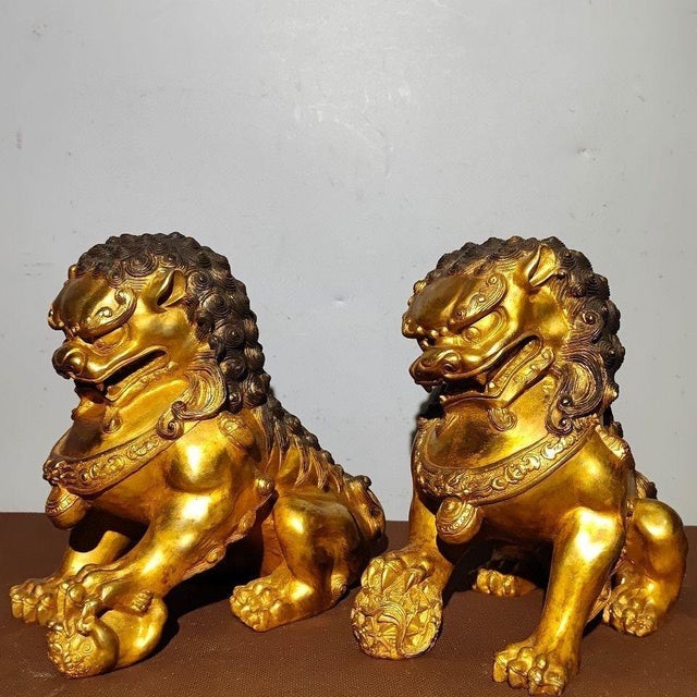 Pair of Large Vintage Gilt Bronze Guardian Lions – Seated Foo Dogs With Brocade Balls For Sale - Image 4 of 9